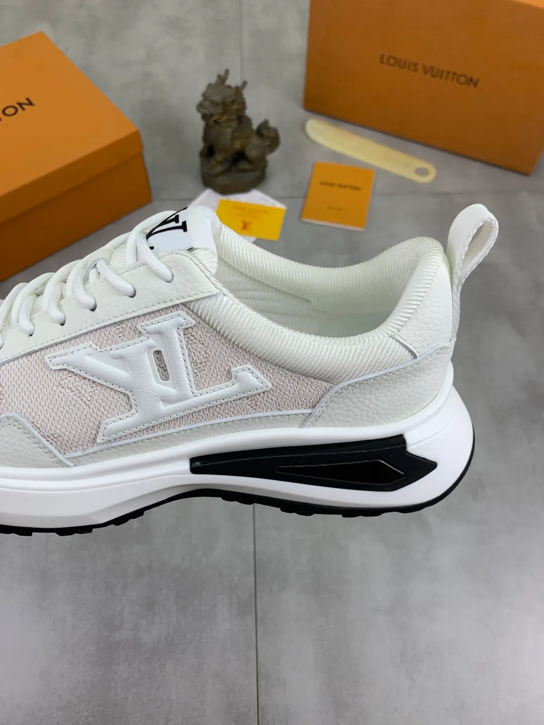 Men's shoes 💰P460 💰 [New model] 🆘 The latest model from LV official website 🎁 Casual and fashionable men's shoes 👟 Hot style 💥 Simple and elegant style, exclusive for trendy men. Unique latest brand elements from the official website 👑 Original decoration, fashionable and generous, the fabric is made of original calfskin ➕ Comfortable and breathable mesh lining ➕ Pigskin lining ✅The official website specifies wear-resistant casual outsole, the classic model is taken in real life🎬Color: 3️⃣colors available😍Number of codes: 38-44 (45 46 customized)